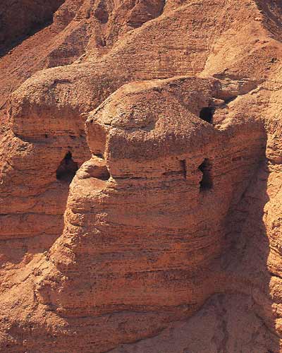 В этих пещерах возле Кумрана пастух бедуин нашел свитки Мертвого моря