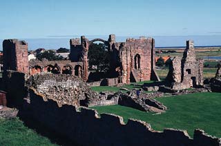 Развалины линдисфарнского монастыря в северо-восточной Англии
